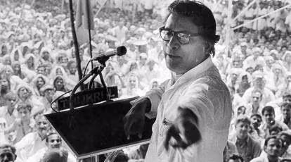 George Fernandes addressing massive crowd at rally